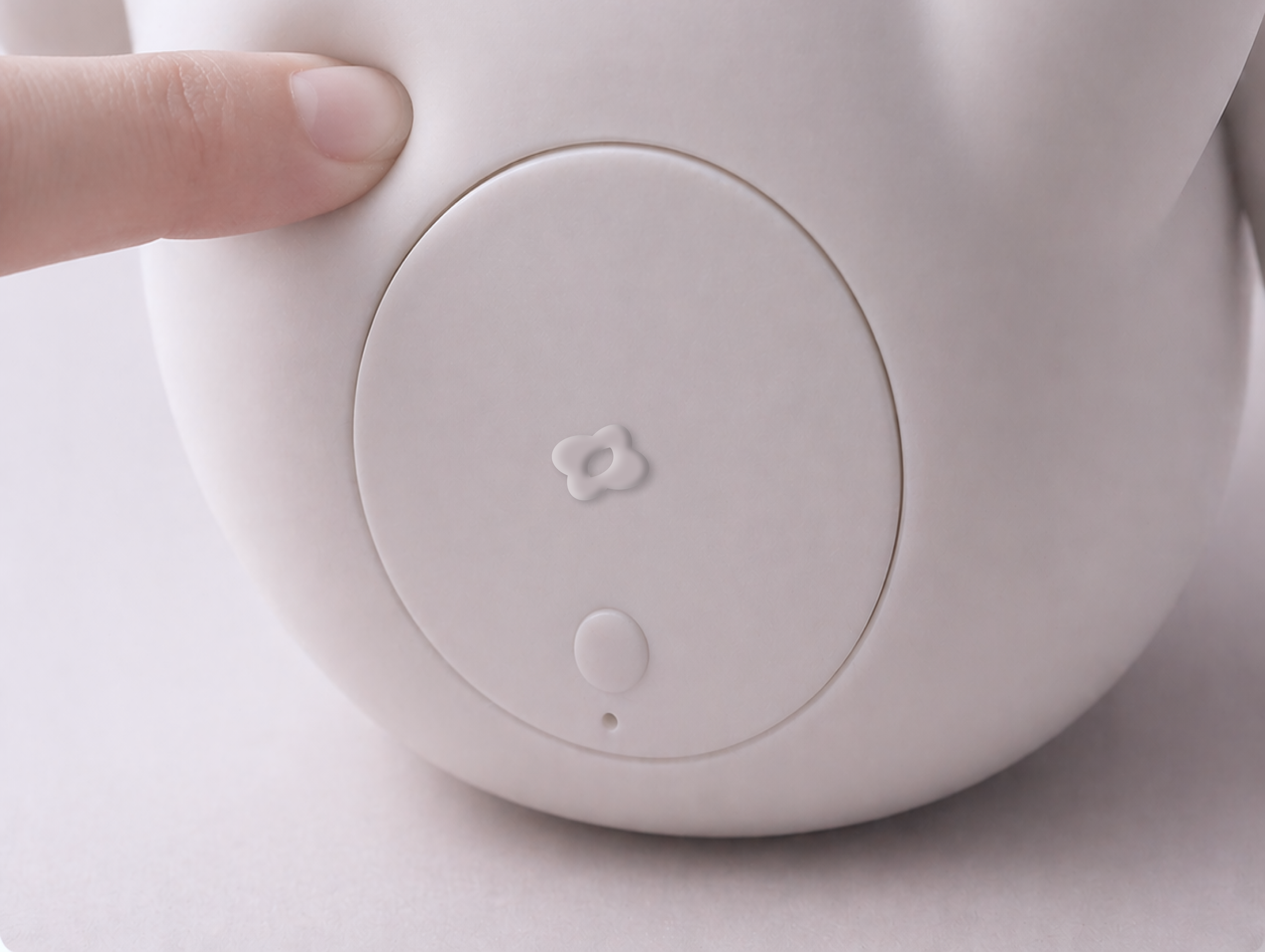 lumi charging switch visual explaining the interchangeable battery logic for kids devices